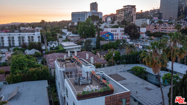 Building Photo - 935 N San Vicente Blvd