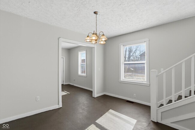 Building Photo - 510 N Beville Ave