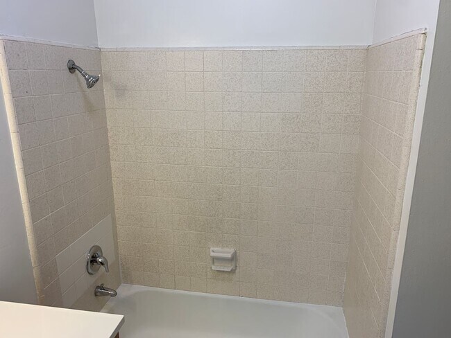 Building Photo - End Unit 2 bedroom, 2 bath Townhouse