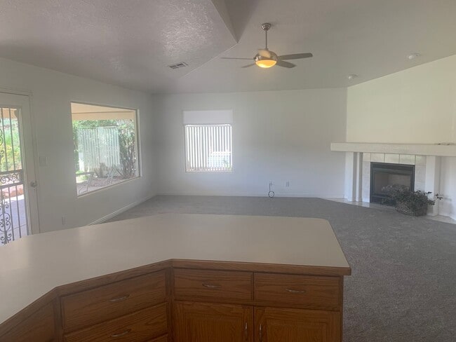 Building Photo - Wonderful 3 Bed 2 Bath Single Story on Sou...