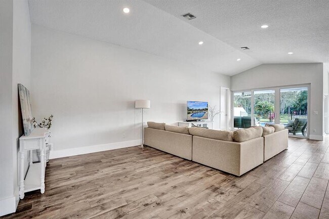 Building Photo - 21464 Bridgeview Dr