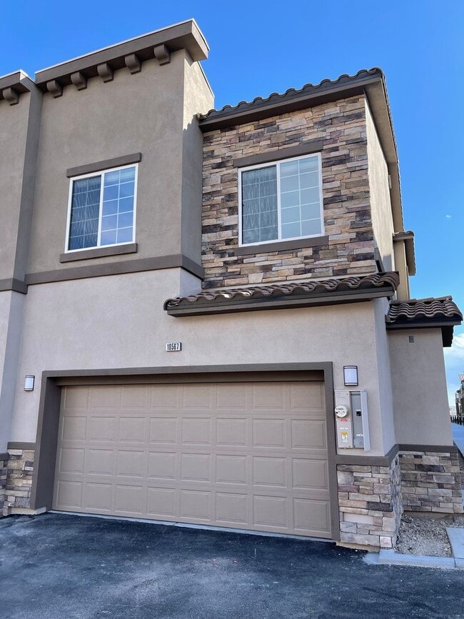 Building Photo - Beautiful Townhome in Providence Gated Com...