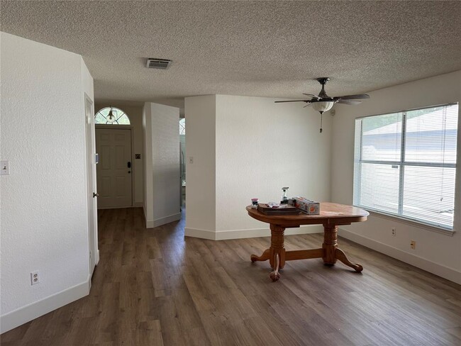 Building Photo - 709 Shade Tree Dr