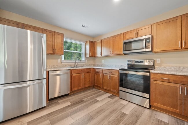 Building Photo - Move in Ready! Brick ranch home has 3 bedr...