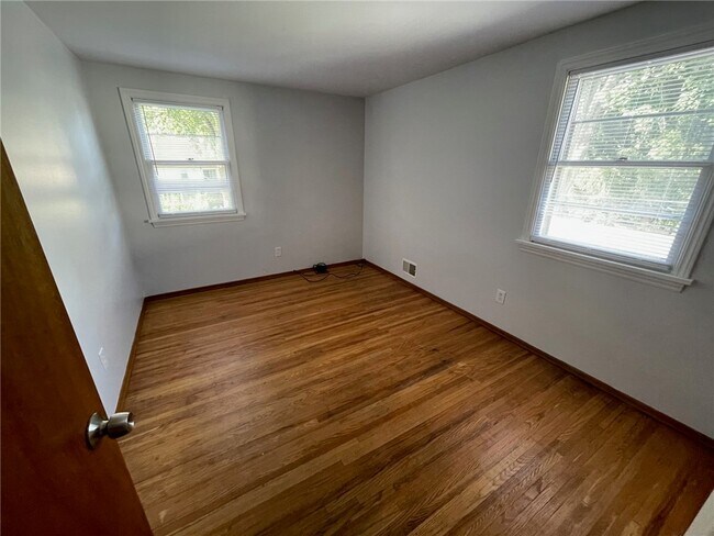 Building Photo - 214 E Spruce St