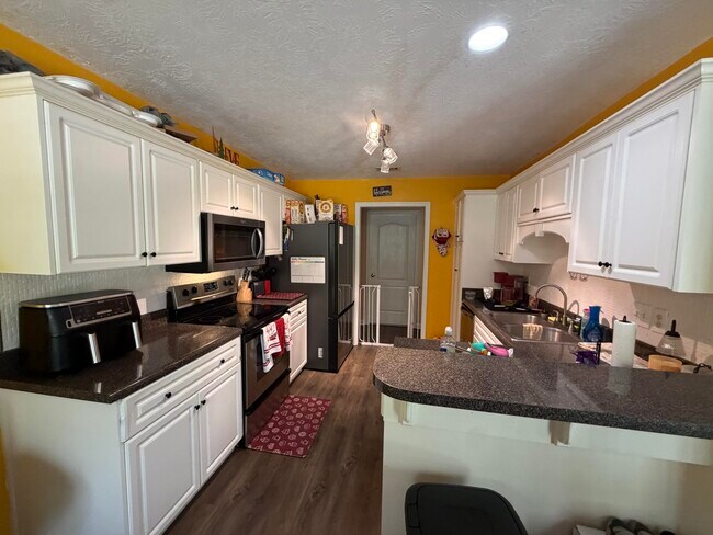 Building Photo - 2060 Lavender Ln