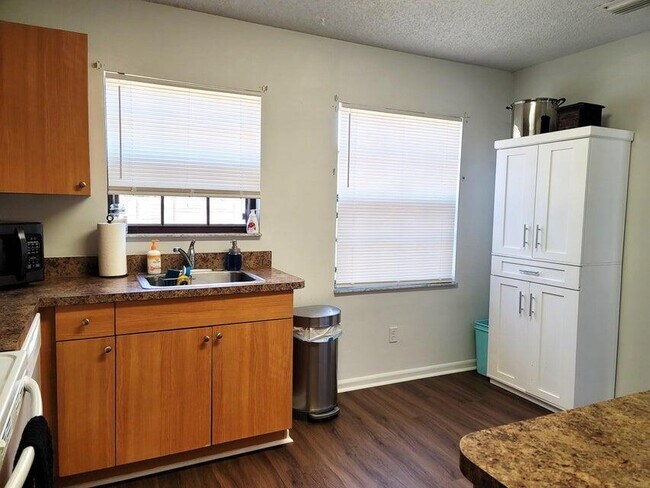 Building Photo - 311 SW Virden Ct