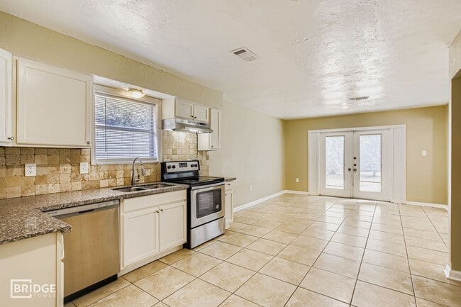 Building Photo - 15710 Sandy Hill Dr