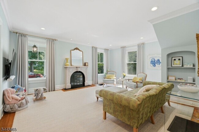 Building Photo - 40 Oakwood Ave