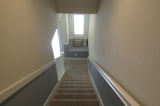 Building Photo - Gorgeous 4 Bed, 3.5 Bath End Unit Townhome in Perfect Dublin Location