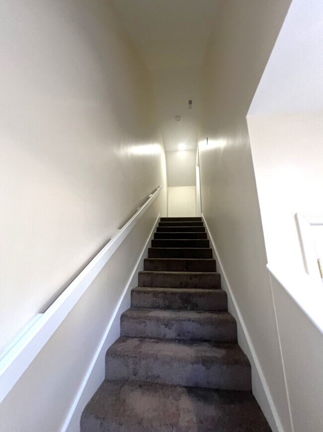 Building Photo - 1 BEDROOM STUDIO APT WALKING DISTANCE TO U...