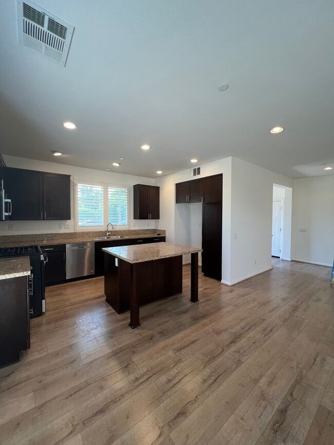 Building Photo - 3 bed, 2 1/2 bath home in Los Agaves Community!