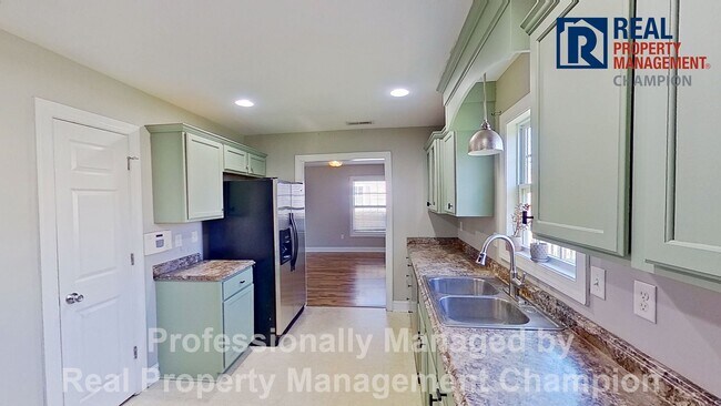 Building Photo - 3 BD/2.5 BA Home with Fenced Yard & Attached Garage