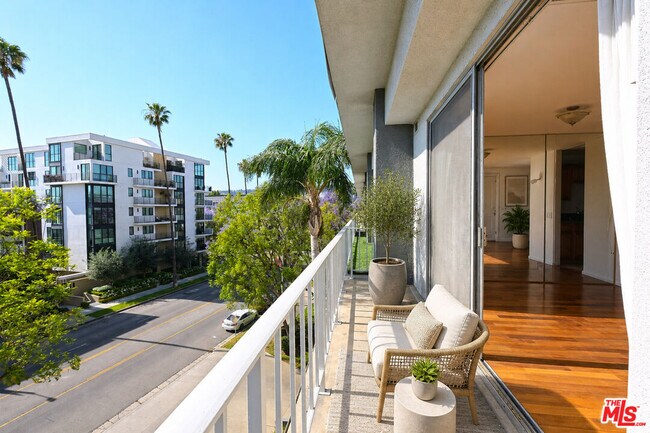 Building Photo - 100 S Doheny Dr