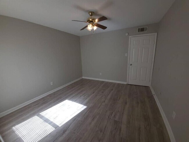 Building Photo - 8100 Creekbend Dr
