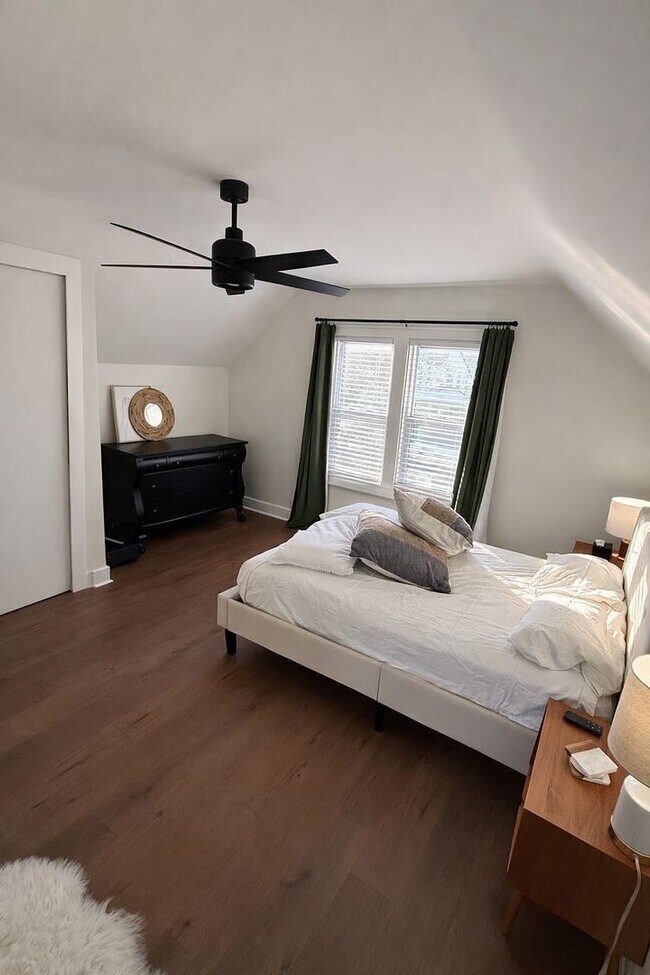 Building Photo - Fully Furnished 1BR + Office | Travel Nurse Ready | 30+ Day Stays Near Milwaukee