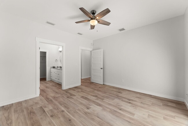 Building Photo - 2566 Oak St