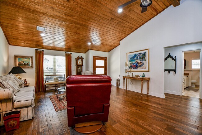 Building Photo - 922 Chantilly Ln