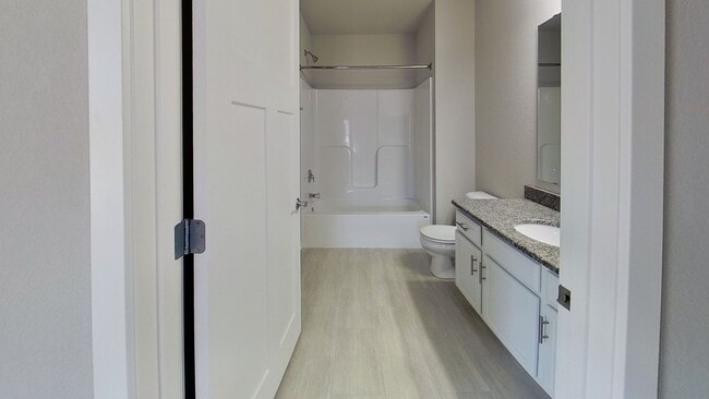 Building Photo - Condo Style Lower 2 Bedroom 2 Bathroom plus Den Apartment