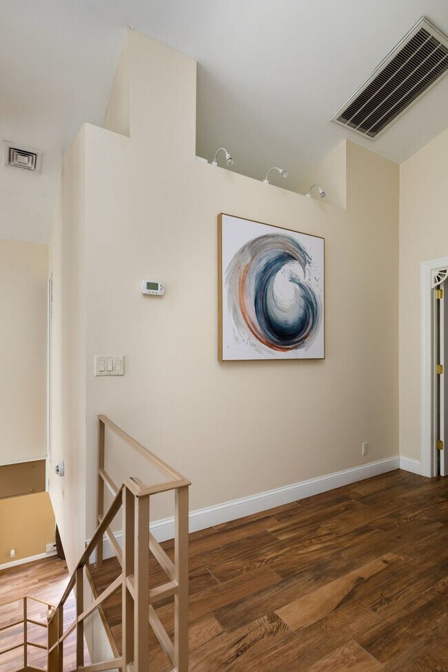 Building Photo - 338 Clove Rd