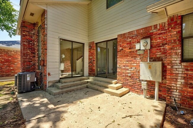 Building Photo - Beautiful Two-Story 3bed/2bath Townhome Available in Westside Norman!!