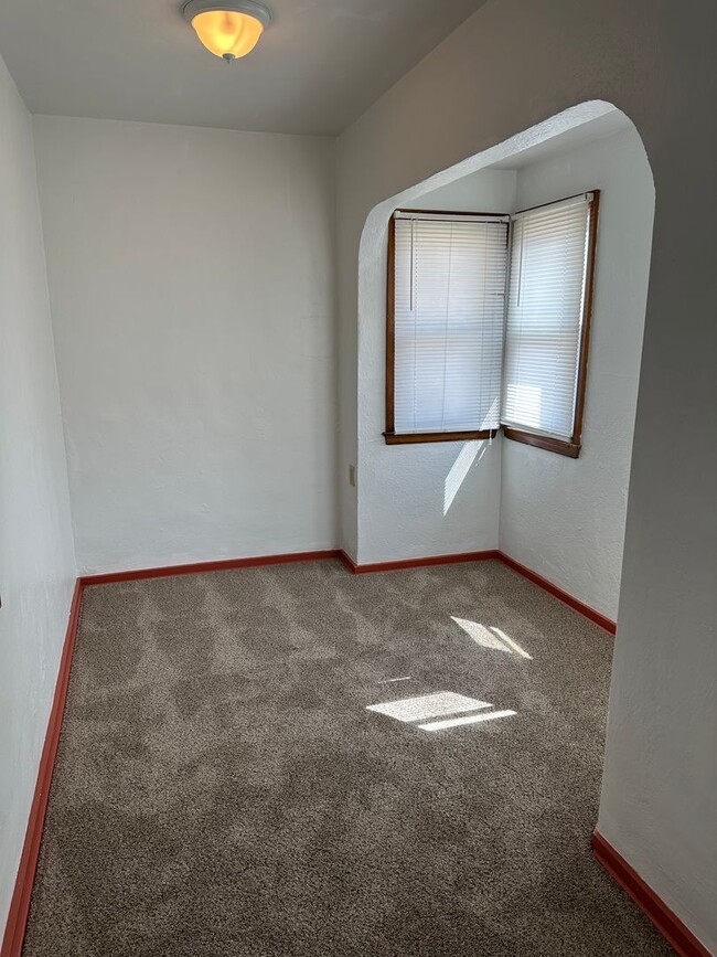 Building Photo - 2 BEDROOM, 1 BATHROOM SINGLE FAMILY HOME