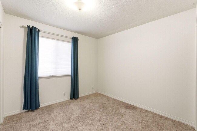 Building Photo - 8319 Santa Clarita St NE