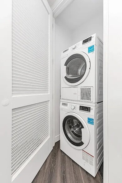 Building Photo - 250 E Houston St