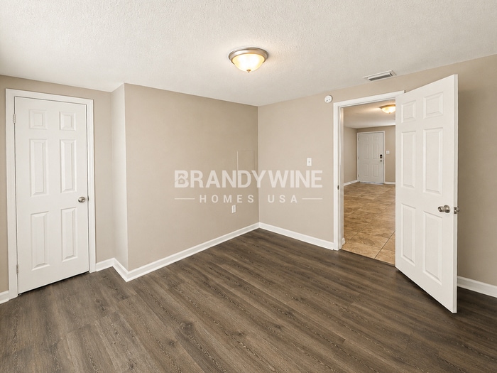Building Photo - 7317 Oak Crest Dr
