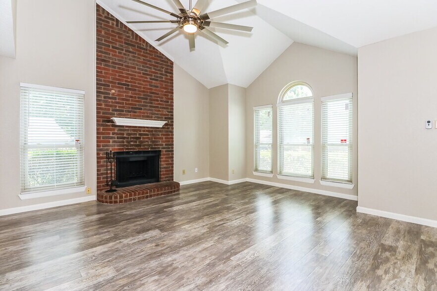 Building Photo - 3645 Fairview Dr