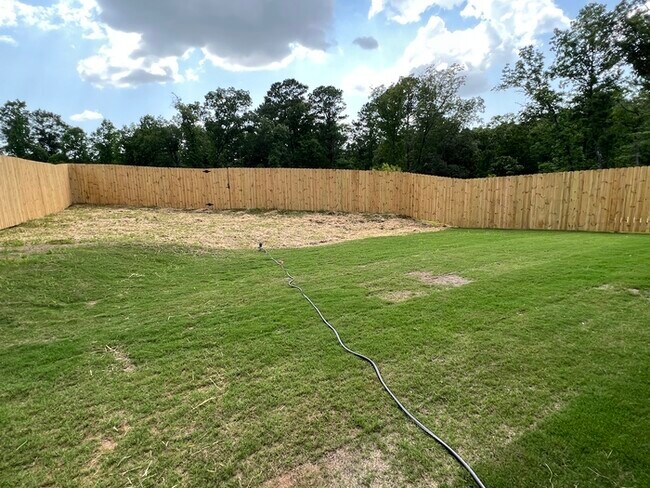 Building Photo - FIRST MONTH'S RENT FREE!