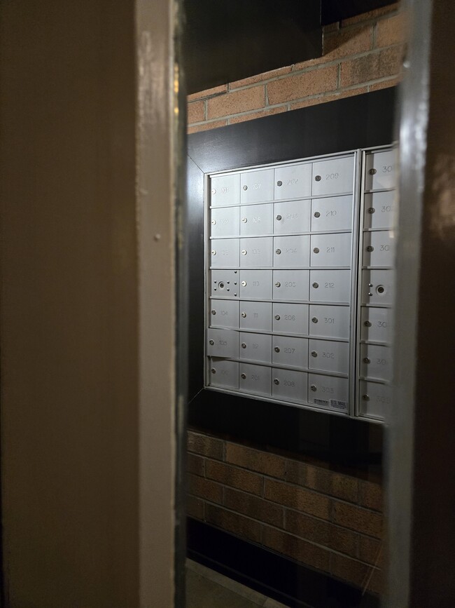 Mailboxes - 3423-407 S Cottage Grove Ave