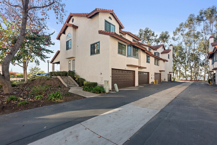 Building Photo - 7880 Mission Vista Dr