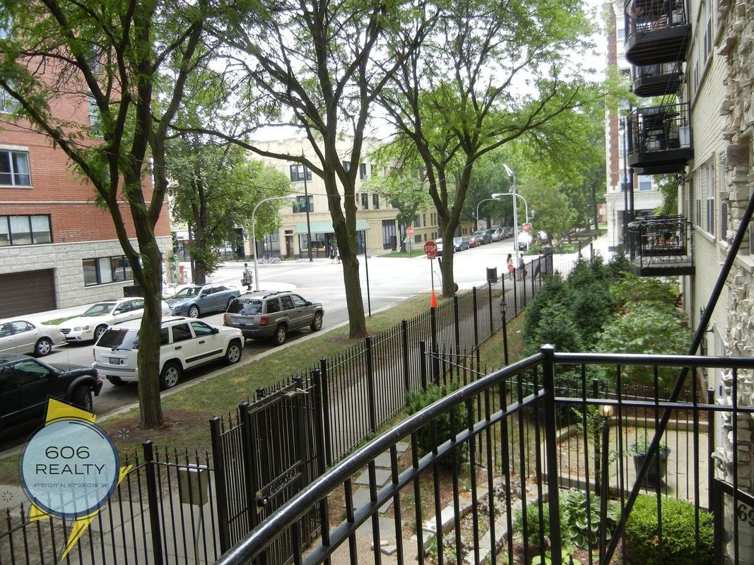 Building Photo - 6954 N Greenview Ave