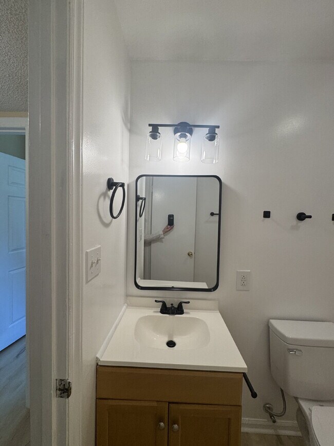 Building Photo - Remodeled upstairs apartment.