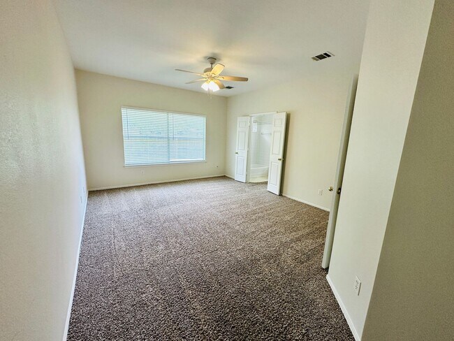 Building Photo - Awesome 3 Bed 2 Bath! Large Texas size home