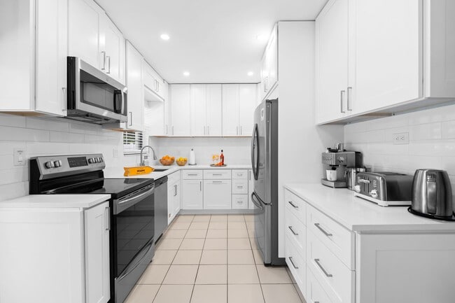 Building Photo - 831 SW 26th Ct