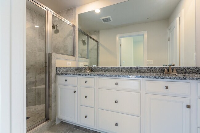Building Photo - Elegant Townhome Living Near Herndon Conveniences