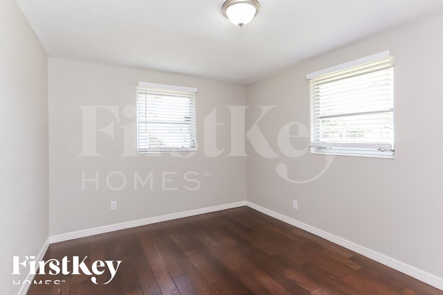 Building Photo - 447 W Clermont Dr