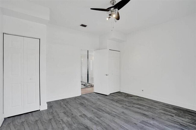 Building Photo - 16610 Royal Poinciana Ct