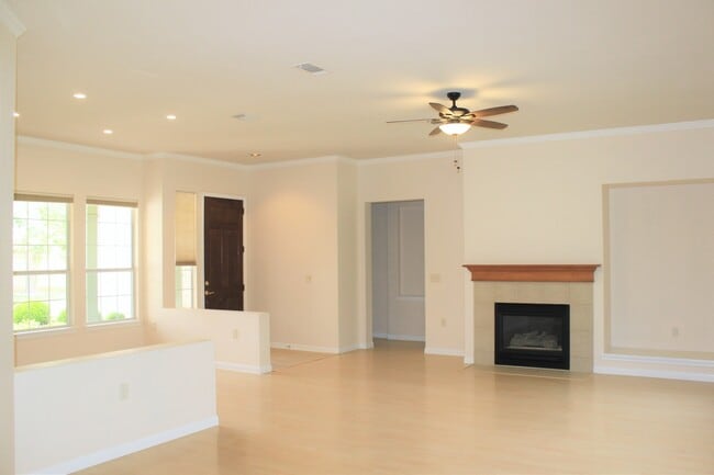 Building Photo - 103 Hill Country Dr