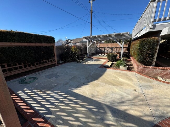 Building Photo - Spacious East Ventura Home- Many Interior Upgrades and Large Backyard!