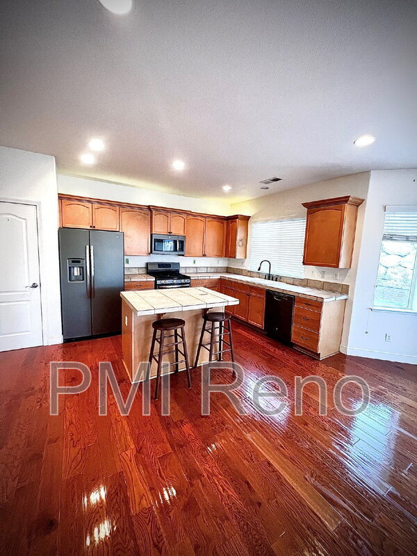 Building Photo - 1720 Oak Dr