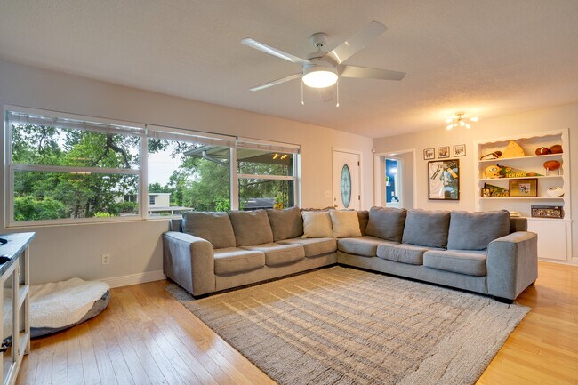 Building Photo - 2076 Burnice Dr