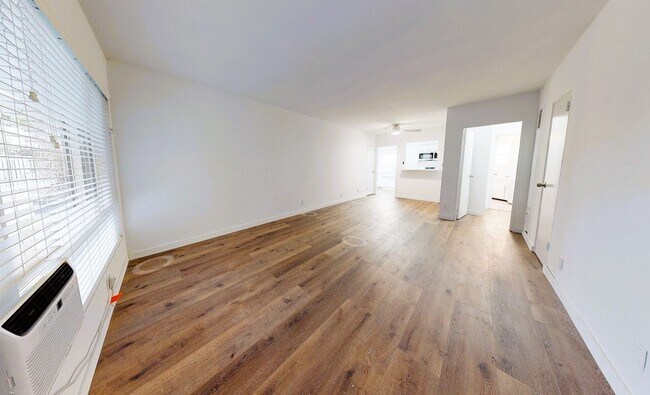 Interior Photo - 1815 N. Harvard Blvd