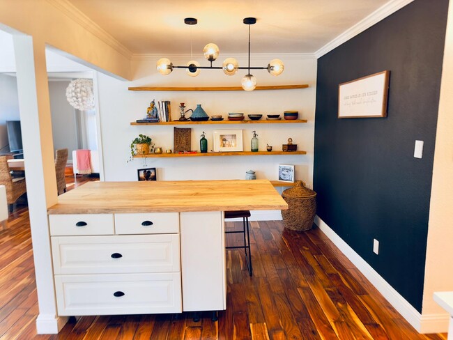 Kitchen island - 216 Plantation Dr