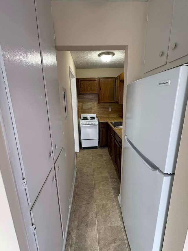 Building Photo - 1615 Highland Way