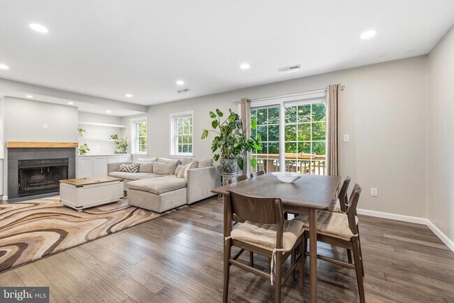 Building Photo - 4880 Chevy Chase Dr