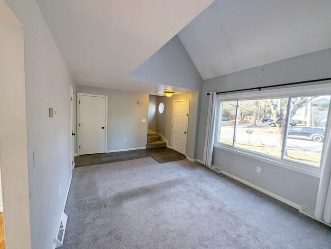 Building Photo - Stunning 2BR Townhome with Private Deck