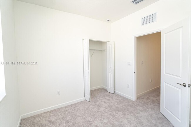 Building Photo - 2646 SE 27th Dr